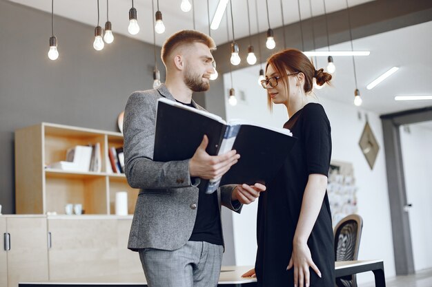 Kobieta w okularach Biznesmen z dokumentami Koledzy pracują razem