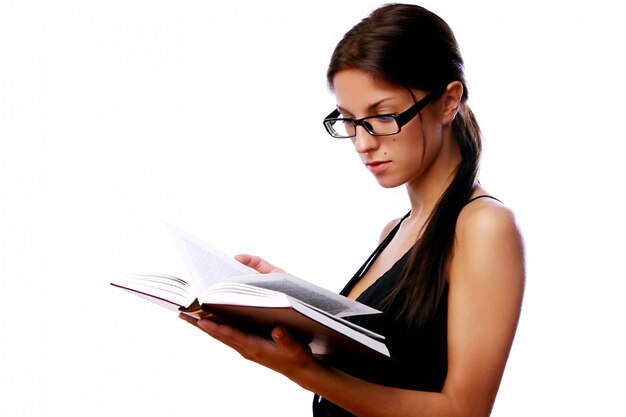 Kobieta w okularach z książką
