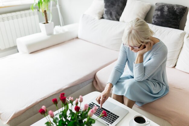 Kobieta w okularach za pomocą laptopa