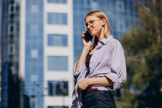 Kobieta w podróży i korzystająca z telefonu