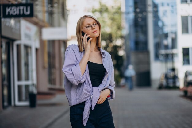 Kobieta w podróży i korzystająca z telefonu