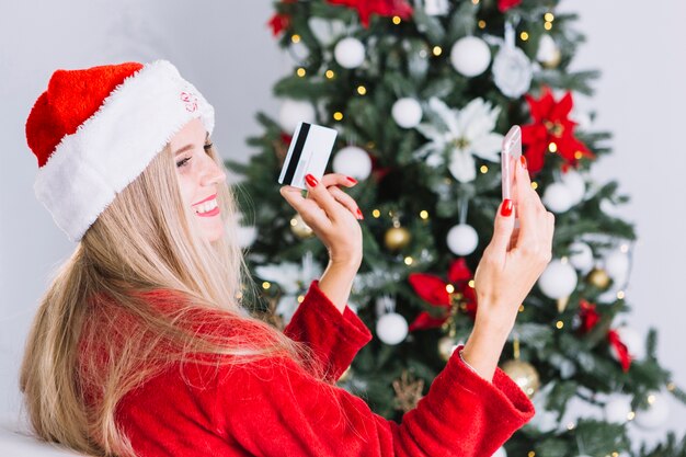 Kobieta w Santa kapeluszu bierze selfie