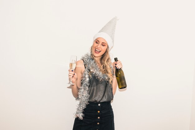 Kobieta w Santa kapeluszu z szampańskim szkłem