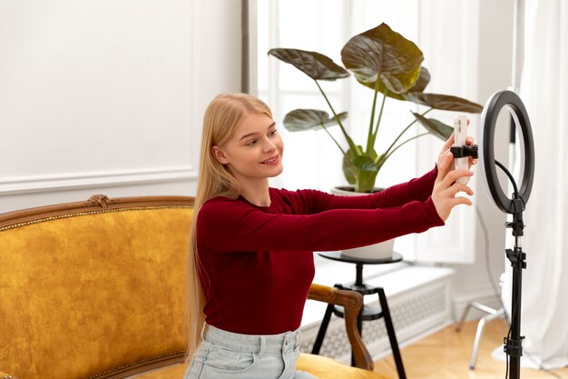 Kobieta w średnim ujęciu robi selfie