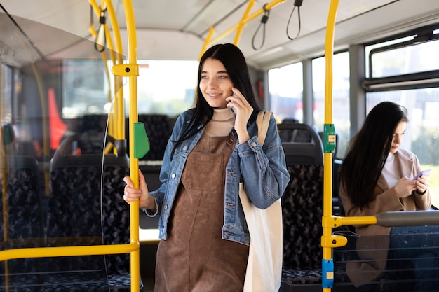 Kobieta w średnim ujęciu rozmawia przez telefon