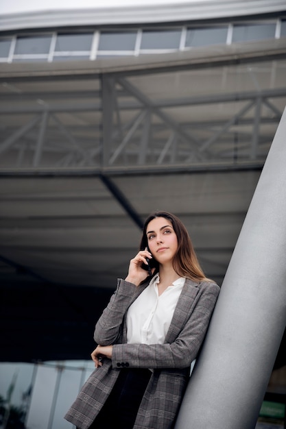 Kobieta W średnim Ujęciu Rozmawia Przez Telefon