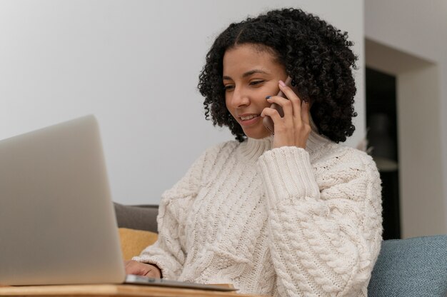 Kobieta w średnim ujęciu rozmawia przez telefon