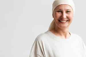 Bezpłatne zdjęcie kobieta w średnim wieku z rakiem skóry