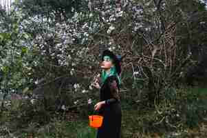 Bezpłatne zdjęcie kobieta w stroju na kwitnące drzewo