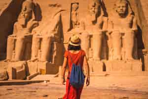 Bezpłatne zdjęcie kobieta w świątyni abu simbel w południowym egipcie nad jeziorem nasser