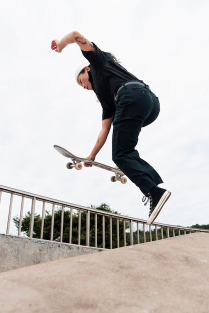 Bezpłatne zdjęcie kobieta w treningu skateparku