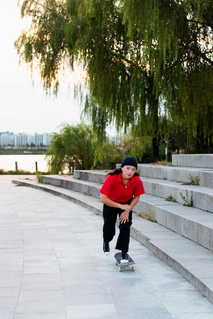 Bezpłatne zdjęcie kobieta w treningu skateparku