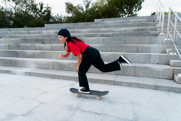 Bezpłatne zdjęcie kobieta w treningu skateparku