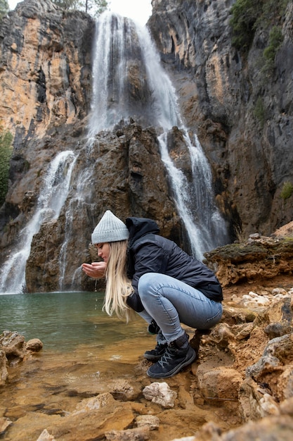 Kobieta widok z boku w rzece wody pitnej