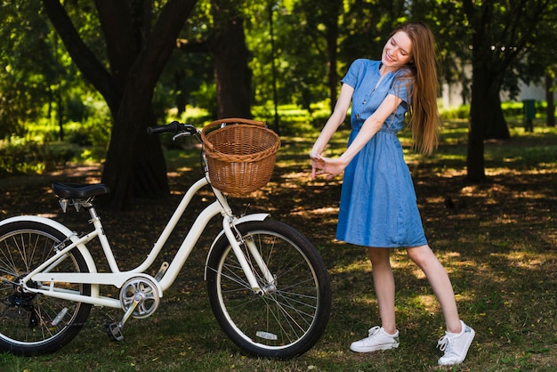 Bezpłatne zdjęcie kobieta widok z przodu pozowanie obok roweru