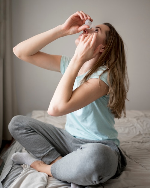 Bezpłatne zdjęcie kobieta wprowadzenie krople do oczu na ból