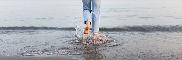 Bezpłatne zdjęcie kobieta wsiada do morza