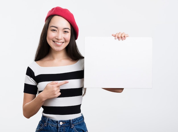 Kobieta wskazując na pusty arkusz papieru
