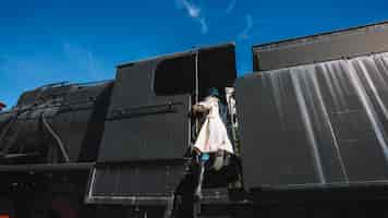Bezpłatne zdjęcie kobieta wspinaczka na pociąg
