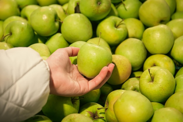 Kobieta Wybiera Jabłka W Supermarkecie Organiczne I Naturalne Owoce