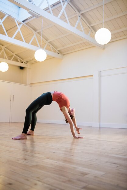 Kobieta wykonywania chakrasana pozy