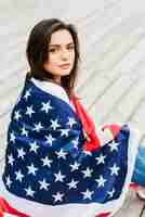 Bezpłatne zdjęcie kobieta z amerykańską flagą