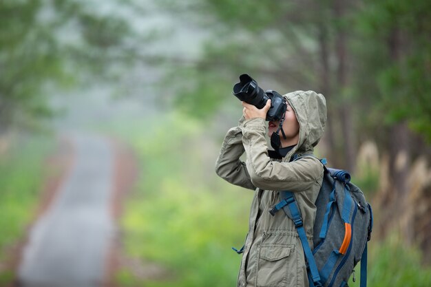 Kobieta z aparatem Światowy dzień fotografa.