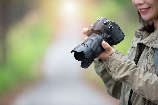 Kobieta z aparatem Światowy dzień fotografa.