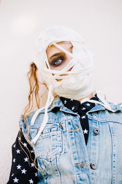 Bezpłatne zdjęcie kobieta z bandażem patrząc z jednego oka