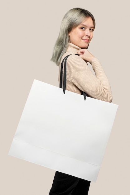 Bezpłatne zdjęcie kobieta z białą torbą na zakupy z zaprojektowaną przestrzenią