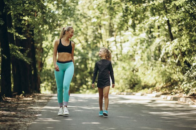 Kobieta z córką jogging w parku