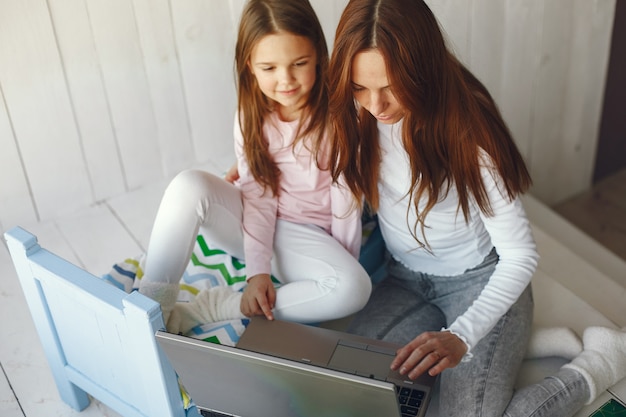 Kobieta z córką za pomocą laptopa