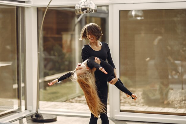 Kobieta z córką zajmuje się gimnastyką