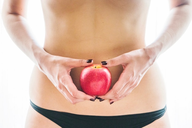 Bezpłatne zdjęcie kobieta z czerwonym jabłkiem