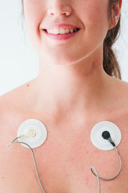 Kobieta z elektrodami na ciele