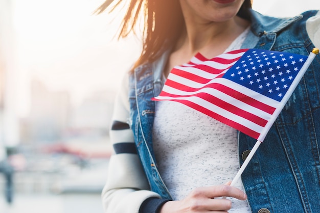 Bezpłatne zdjęcie kobieta z flaga amerykańską na kiju w ręce