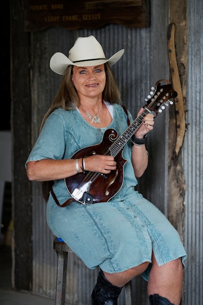 Kobieta z gitarą przygotowuje się do koncertu muzyki country