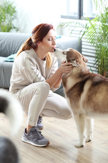 Bezpłatne zdjęcie kobieta z husky