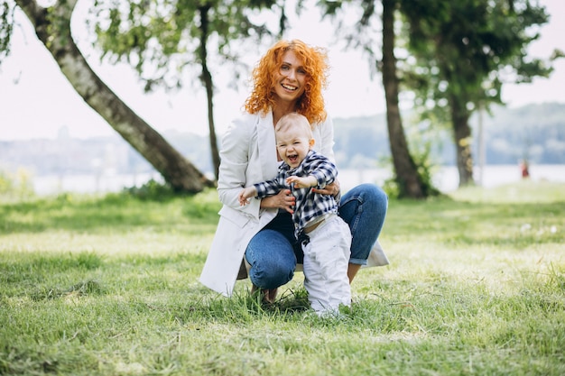 Kobieta z jej synem ma zabawę w parku