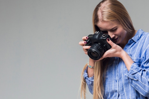 Kobieta z kamery fotografii i kopii przestrzenią