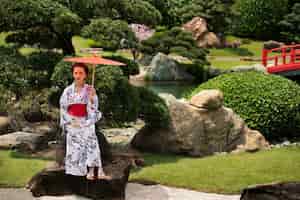 Bezpłatne zdjęcie kobieta z kimono i parasolem wagasa