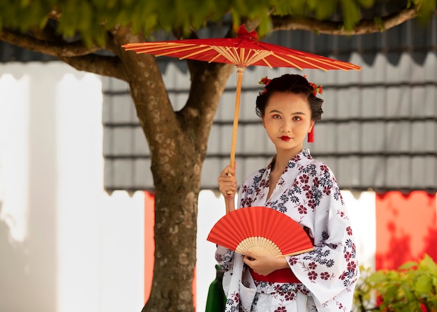 Bezpłatne zdjęcie kobieta z kimono i parasolem wagasa