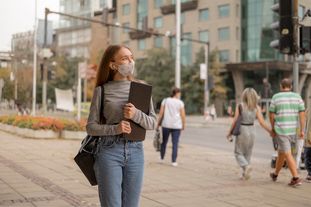 Kobieta z maską medyczną na zewnątrz