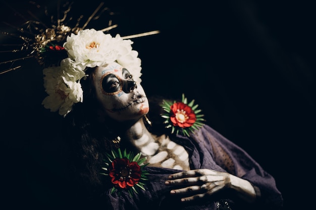 Kobieta z meksykańską czaszką halloween makijaż na twarzy. dzień zmarłych aka dia de los muertos i koncepcja halloween.