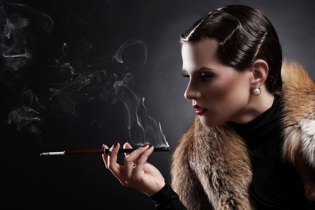 Kobieta z papierosem w rocznika wizerunku