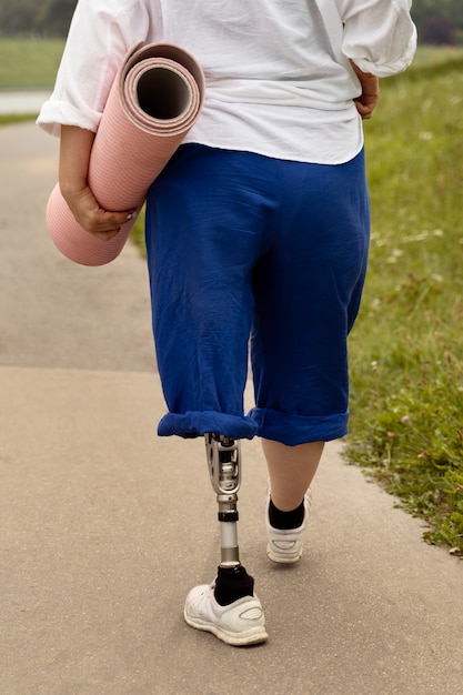 Bezpłatne zdjęcie kobieta z protezą nogi robi jogę