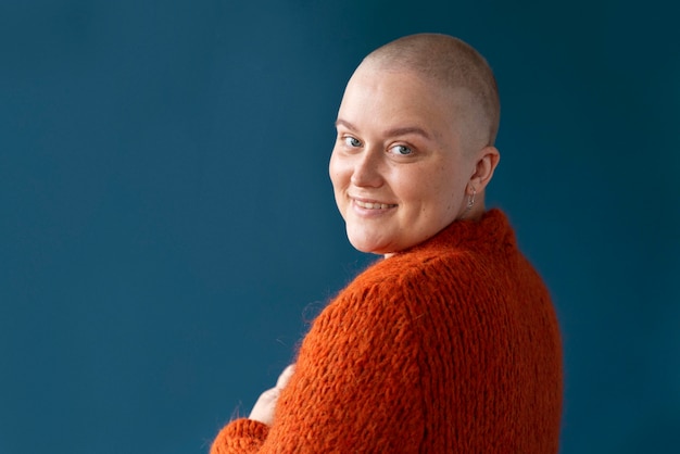 Bezpłatne zdjęcie kobieta z rakiem piersi pozuje