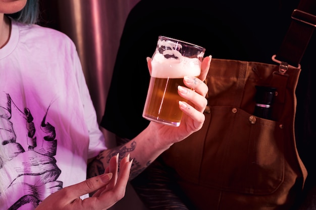 Bezpłatne zdjęcie kobieta z rzemiosła piwem w barze
