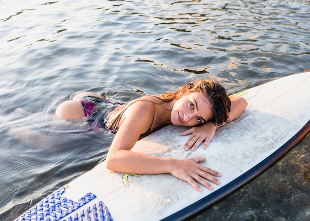 Bezpłatne zdjęcie kobieta z surfboard przy plażą