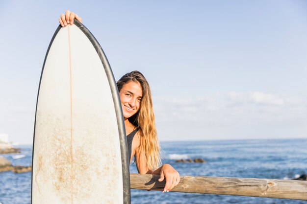 Kobieta z surfboard przy plażą